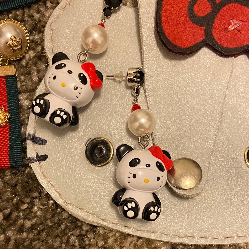 PANDA Tarantino collab sanrio hello kitty tarina earrings - Picture 8 of 9